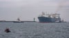Die „Neptune“ fährt in den Hafen von Mukran vor der Küste der Insel Rügen. Das erste Spezialschiff zur Umwandlung von verflüssigtem Erdgas in den gasförmigen Zustand ist in Deutschland angekommen.