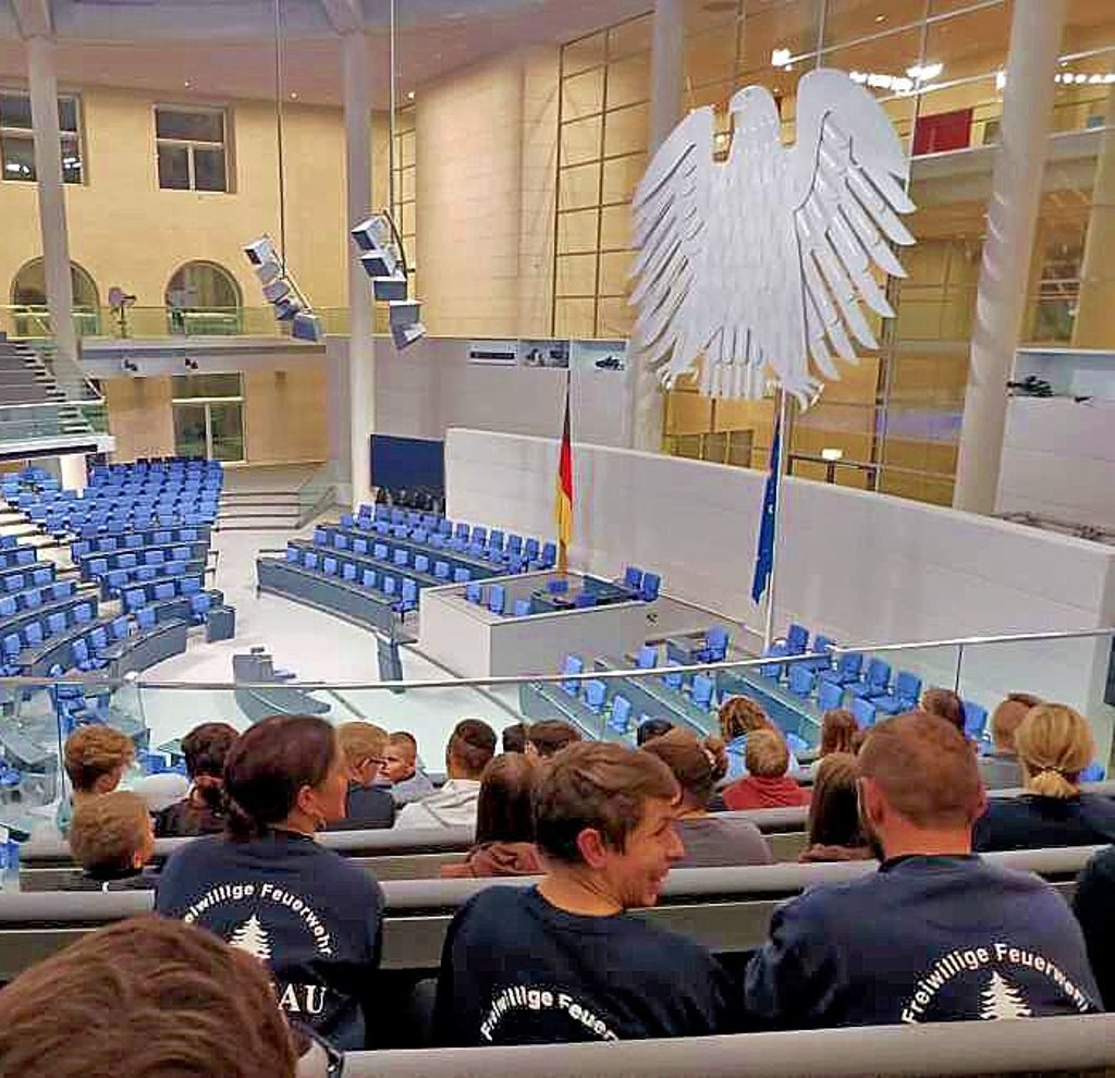 Die Jugendfeuerwehr Gräfenhainichen auf der Tribüne im Bundestag.