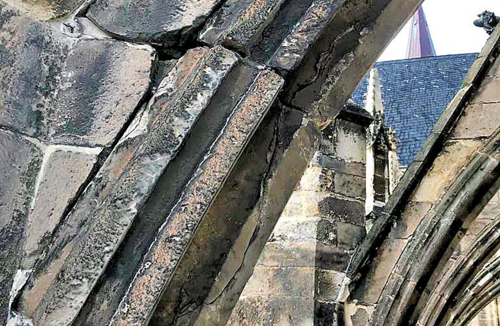 Risse und fehlender Mörtel am Bogen des südöstlichen Strebepfeilers am Halberstädter Dom zeigen den dringenden Handlungsbedarf.