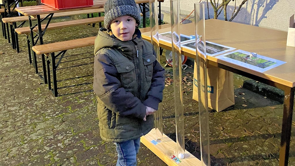 Auf dem Weihnachtsmarkt in Vahldorf konnten Kinder über neue Geräte für ihren Spielplatz votieren. Jonas Schmidt hat als Erster abgestimmt.