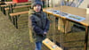 Auf dem Weihnachtsmarkt in Vahldorf konnten Kinder über neue Geräte für ihren Spielplatz votieren. Jonas Schmidt hat als Erster abgestimmt.