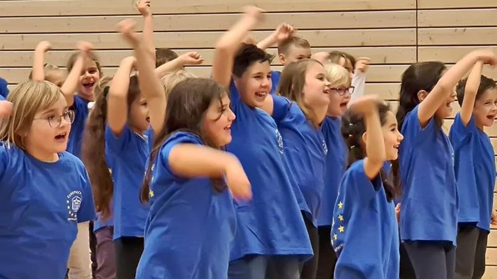 Alle Kinder haben eine gemeinsame Choreografie zu "Boom Schakkalakka" von Dikka und Wincent Weiss einstudiert.