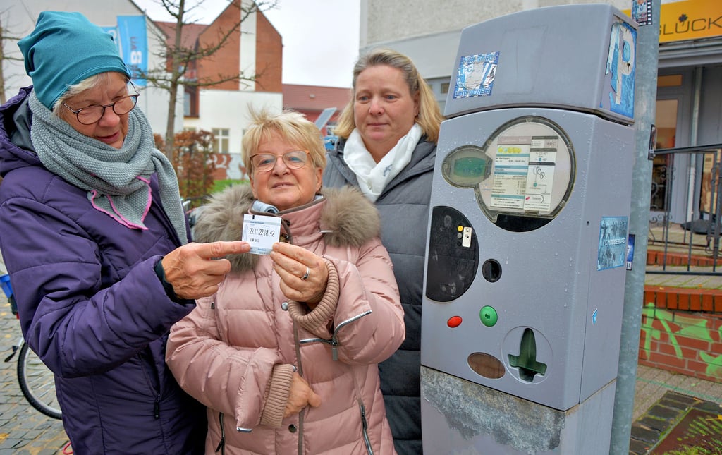Die Brötchentaste wird an den zehn Parkautomaten in Burg gern genutzt. Bettina Schmadtke (v.l.), Christa Gallas und Daniela Puhlmann hoffen, dass das 30-Minuten-Ticket weiterhin kostenfrei bleibt.