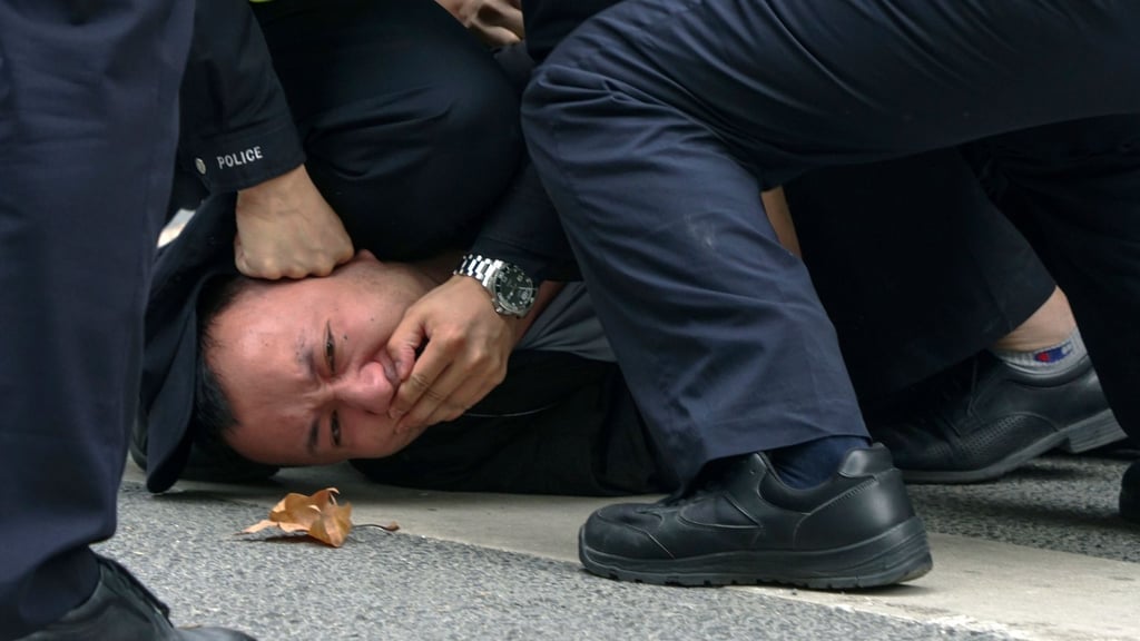Polizisten halten einen Mann während einer Demonstration am Sonntag auf einer Straße in Shanghai fest. China erlebt gerade die größte Protestwelle seit Jahrzehnten.