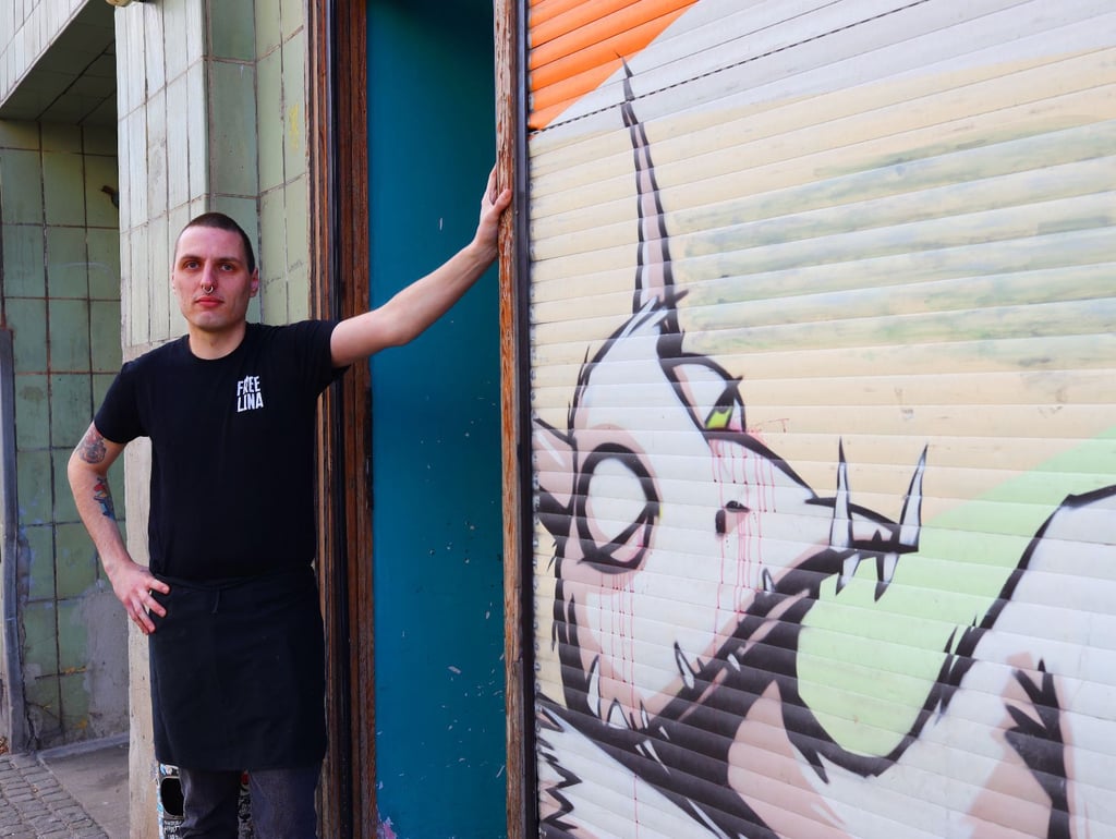 Seit sieben Jahren betreibt Andy Schatz den veganen Imbiss „Vegs“ an der Luwu in Halle. Aktuell kann er die gestiegenen Kosten nicht mehr abfedern.