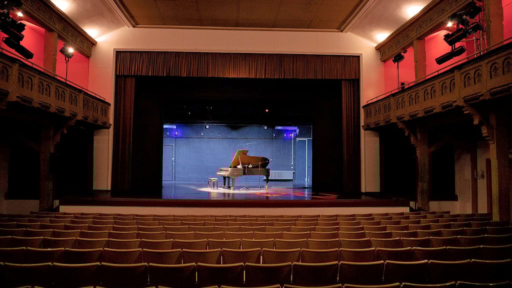Ein Blick ins Salzlandtheater Staßfurt. Das Haus ist nicht in kommunaler Hand, sondern in Trägerschaft eines Fördervereins. Das Überleben ist für kulturelle Einrichtungen in Zeiten von Energiekrise und Inflation schwierig.