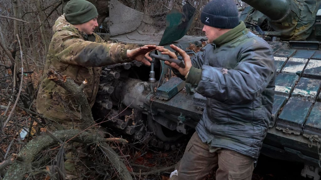 Soldaten der Volksmiliz der von Russland kontrollierten Region Donezk reparieren einen T-72-Panzer.
