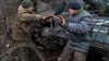 Soldaten der Volksmiliz der von Russland kontrollierten Region Donezk reparieren einen T-72-Panzer.
