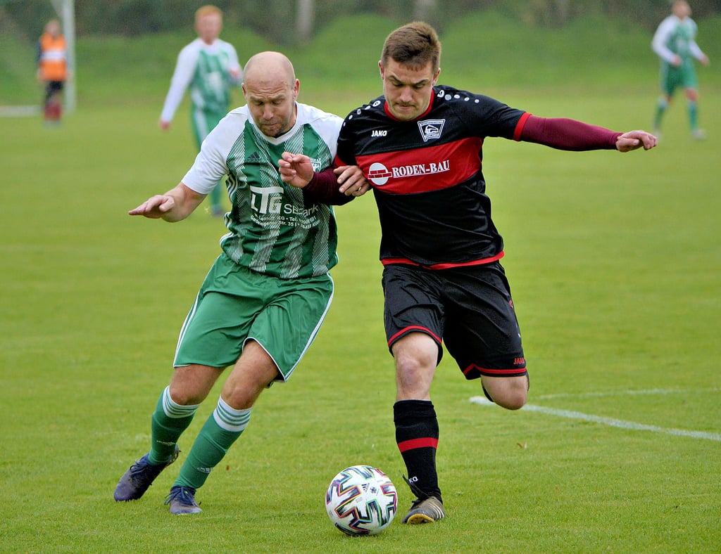 Routinier Steven Elksne (links) erzielte beim 5:0-Heimerfolg seines VfB 07 Klötze gleich zwei Treffer selbst und war somit natürlich entscheidend am wichtigen Sieg der Mühl-Elf beteiligt.