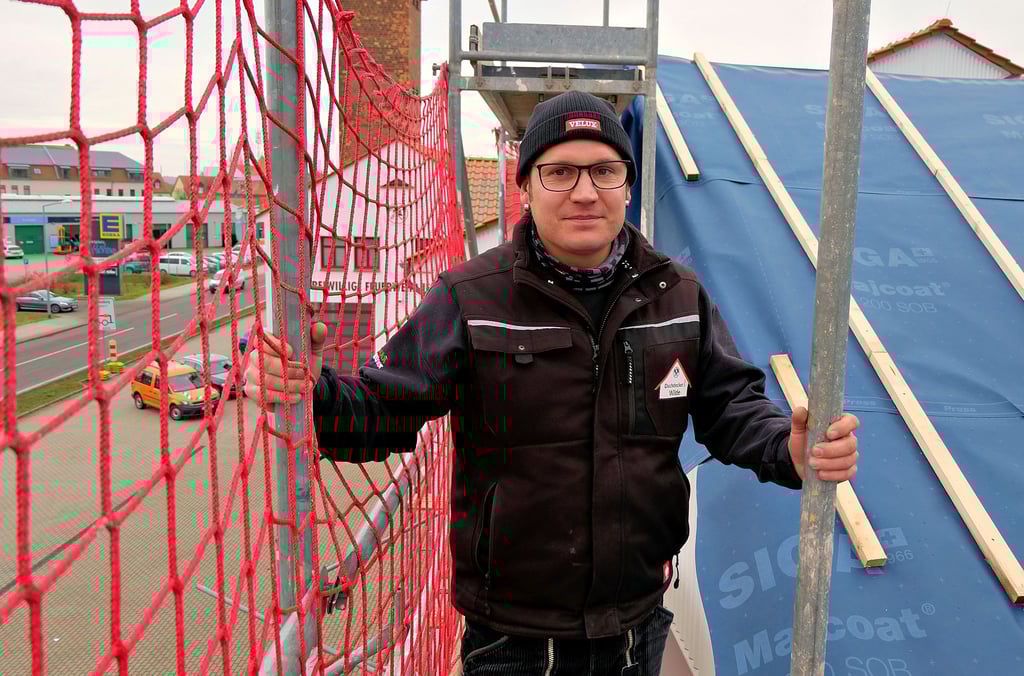 Dachdeckermeister Martin Stets ist stolz, dass er nach der Grundschule „Max Lingner“ nun ein zweites Prestigeobjekt in Jessen sanieren darf.