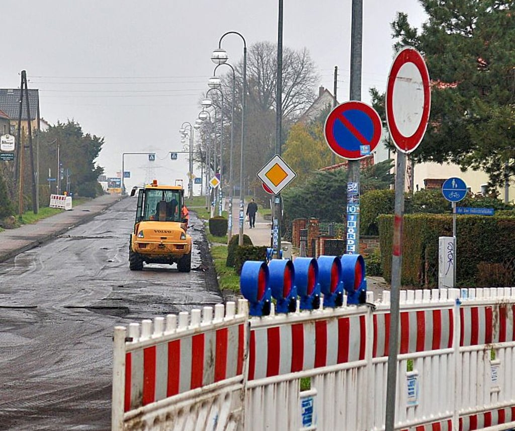 Die Straße bekommt einen neuen Fahrbahnbelag.