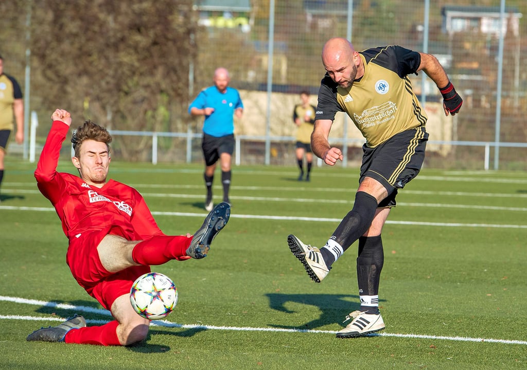 Die Freyburger RSK-Reserve - hier schießt Sebastian Hüttig (r.) vor Gästespieler Erik Ulrich - verlor das „kleine“ Unstrut-Derby gegen die BSV/BSC-Kombination auf dem eigenen Kunstrasenplatz deutlich.