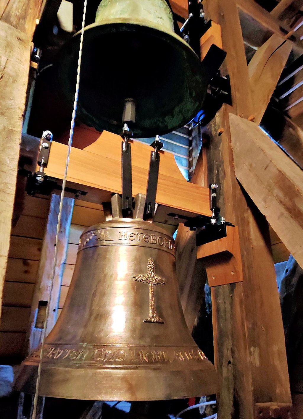 In der Kirche in Heteborn hängen wieder zwei Glocken im Turm. Sie sind auf das Sechzehntel eines Halbtons genau in den Gesamtklang abgestimmt.