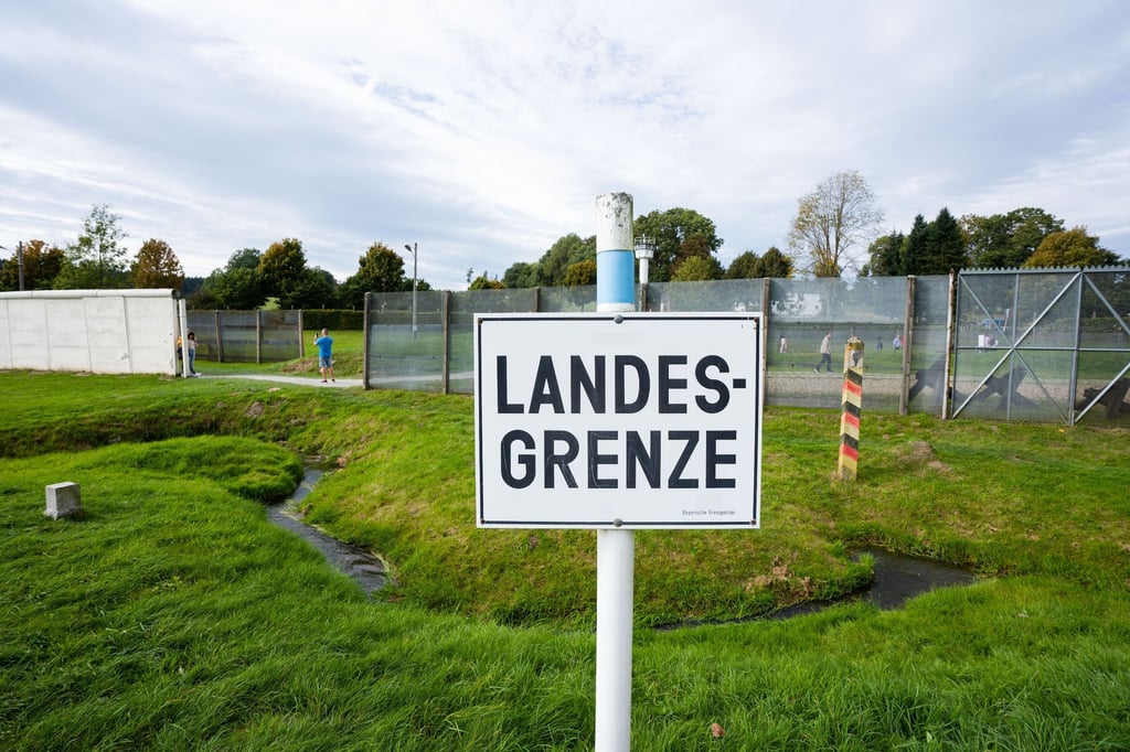 Ein Schild mit der Aufschrift „Landesgrenze“ steht im Deutsch-Deutschen Museum.