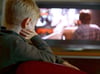 Ein achtjähriger Junge beim Fernsehschauen. Das Lieblingsmedium von Kindern zwischen zwei und zwölf Jahren ist einer neuen Studie zufolge der Fernseher.
