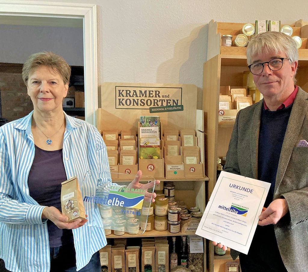 Theresia Stadtler-Philipp von „Kramer und Konsorten“ in Kemberg hat sich erfolgreich um die Regionalmarke Mittelelbe beworben. Überreicht wurde diese vom Vorsitzenden des gleichnamigen Vereins Ralf-Peter Weber.