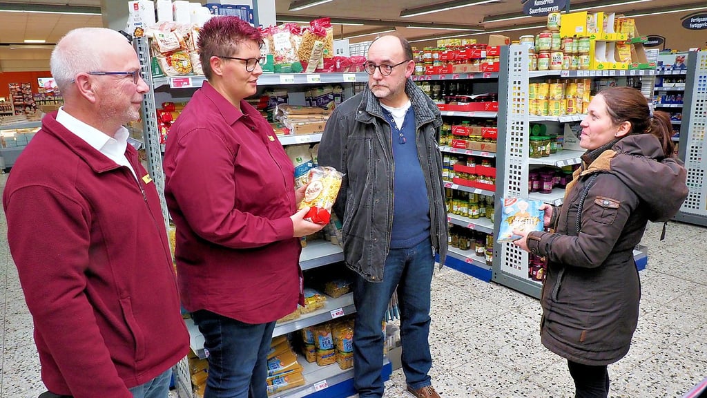 Nudeln werden auch zu den Lebensmitteln gehören, die aus den Geldspenden für die Tafel-Ausgabestelle in Osterwieck gekauft werden können. Von links: Heiko Habermann, Stefanie Schmidt, Thomas Radach und Sarah Zschernitz.
