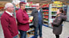 Nudeln werden auch zu den Lebensmitteln  gehören, die aus den Geldspenden für die Tafel-Ausgabestelle in Osterwieck gekauft werden können. Von links: Heiko Habermann, Stefanie Schmidt, Thomas Radach und Sarah Zschernitz. 