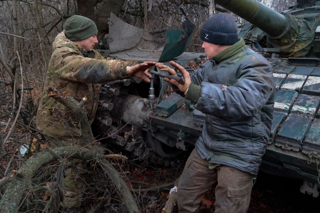 Soldaten der Volksmiliz der von Russland kontrollierten Region Donezk reparieren einen T-72-Panzer.