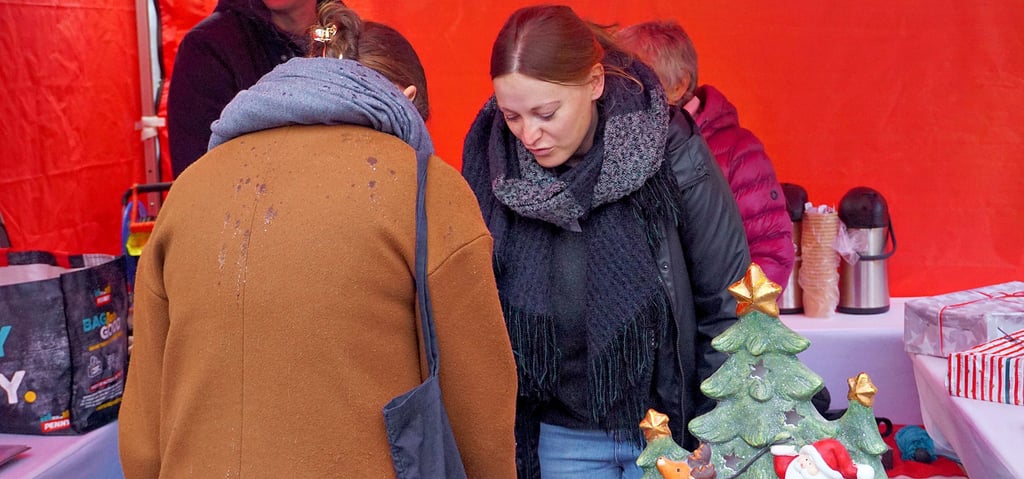 Jasmin Osthof (l.) und ihre Familie beteiligen sich seit vielen Jahren an der Geschenkeaktion der Arbeiterwohlfahrt. Gemeinsam mit Marlene Bosold studiert die 22-Jährige die Wunschzettel der Kinder.