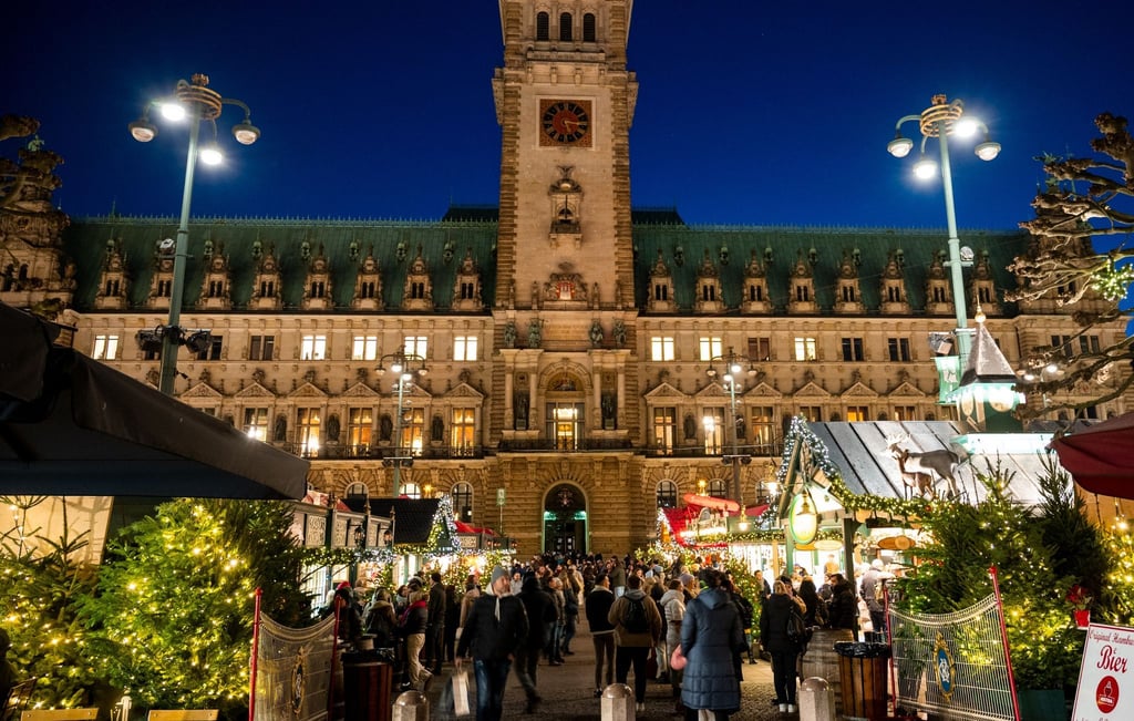 In Hamburg eröffnen die Weihnachtsmärkte. Der Roncalli-Weihnachtsmarkt lässt den Weihnachtsmann am Drahtseil nach langer Pause wieder fliegen.