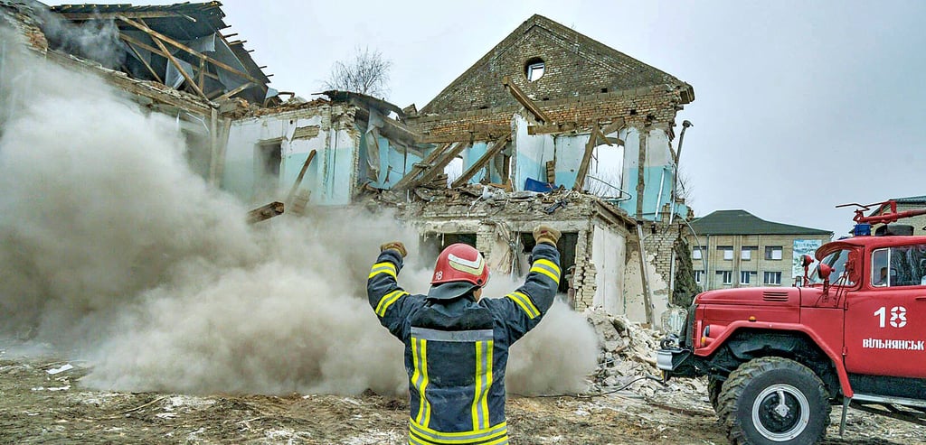 Vor wenigen Tagen hatte eine Rakete im etwas mehr als 20 Kilometer von Saporischschja entfernten Wiliansk eine Geburtsklinik zerstört. Nach ukrainischen Angaben war hier ein Neugeborenes getötet worden.