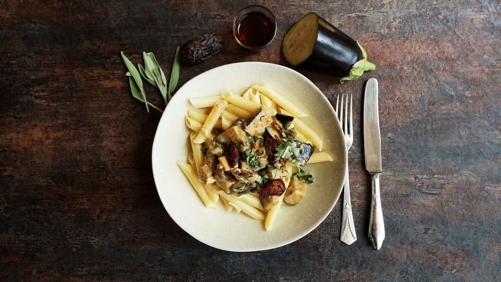 Die cremige Auberginen-Sauce wird mit einer kräftigen Note von frischen Salbei-Blättern zubereitet.