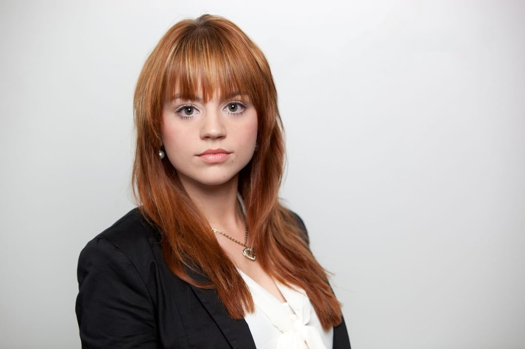 Passen gut zu dreieckigen Gesichtsformen: Fülligere Pony-Frisuren, die über die gesamte Stirn reichen.