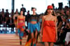 Farbenfroh, aber gradlinig - so sieht die Zeitenwende bei Etro aus. In Mailand wurde nun die Damenkollektion für Frühjahr-Sommer 2023 präsentiert.