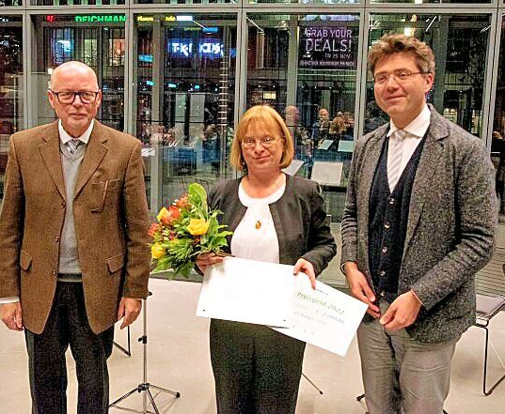 Constanze Spangenberg (IDT) wird beglückwünscht von Roland Liepold (IHK) und OB Robert Reck (r.).