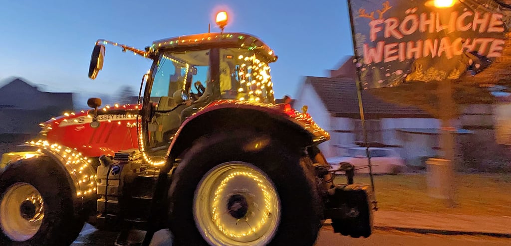 Der Lichterzug war auch in seinem dritten Jahr ein voller Erfolg. Hunderte Zuschauer verfolgten die 22 Trecker auf ihrem Weg durch die Gemeinde.