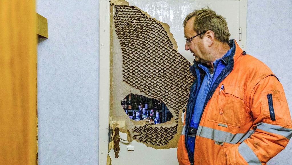 Gerhard Sehmisch steht vor der Tür zum Eutzscher Verwaltungsbüro: Mit einer Axt sollen die Täter die Türen aufgebrochen haben.