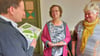 Rita Antusch (Mitte) legt ihr Stadtratsmandat nieder. Ihre SPD-Kollegen Reiner Instenberg und Carola Radtke verabschieden sie. Als Abschiedsgeschenk gibt es eine Altmarkkiste.
