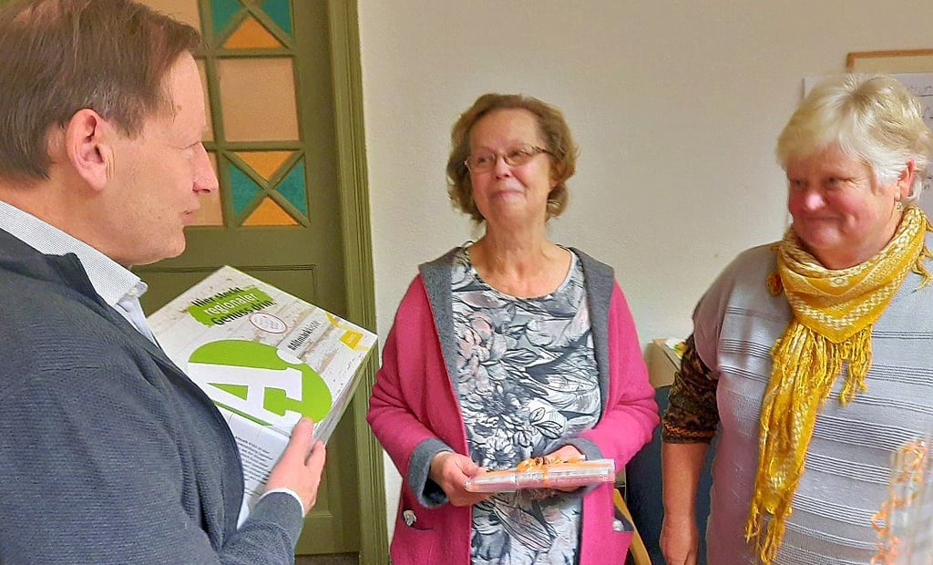 Rita Antusch (Mitte) legt ihr Stadtratsmandat nieder. Ihre SPD-Kollegen Reiner Instenberg und Carola Radtke verabschieden sie. Als Abschiedsgeschenk gibt es eine Altmarkkiste.