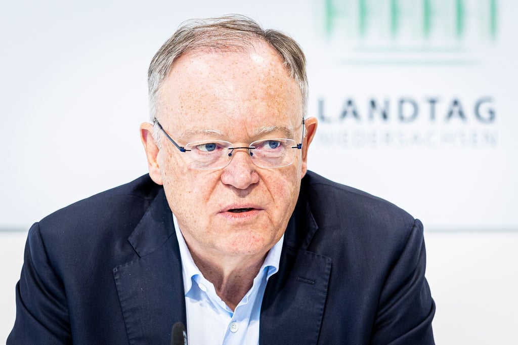 Ministerpräsident von Niedersachsen Stephan Weil spricht auf einer Pressekonferenz.