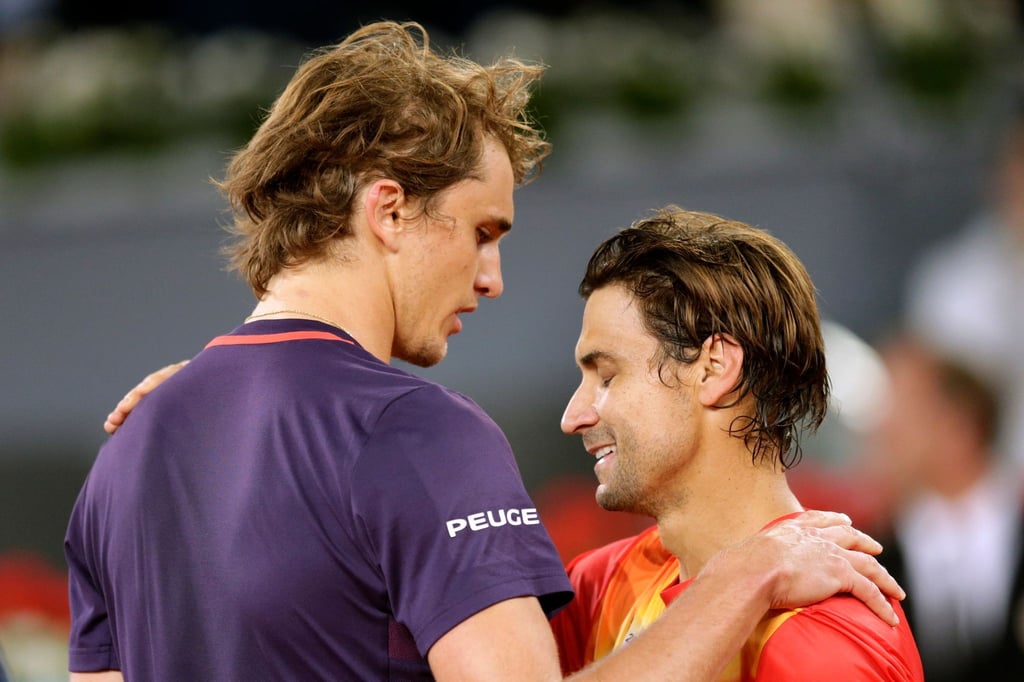 David Ferrer (r) gratuliert Alexander Zverev nach einem Sieg.