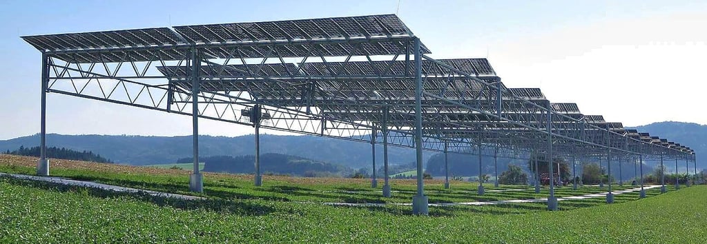 Agri-Photovoltaik-Anlagen ermöglichen es, dass die Flächen weiter für die Landwirtschaft genutzt werden. Diese Agrophotovoltaik-Pilotanlage des Fraunhofer-Instituts für solare Energiesysteme ist vor acht Jahren in Heggelbach (ISE) am Bodensee errichtet worden. Neuere Anlagen kämen mit schlankeren Aufbauten aus, erklärt Sophia Bachle vom Fraunhofer-Institut.