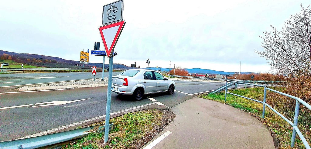 Kurz hinter dem Ortsausgang Wernigerode kreuzt der Radweg entlang der L 82 den Zubringer für die Autobahn. Für Rechtsabbieger gibt es ein Warnschild, für Linksabbieger nicht.