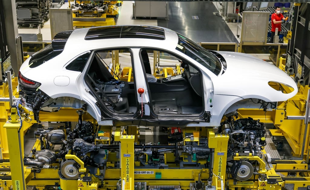 Ein Auto durchläuft die sogenannte Hochzeit, die Verbindung von Fahrwerk, Motor und Antriebsstrang mit der Karosserie.