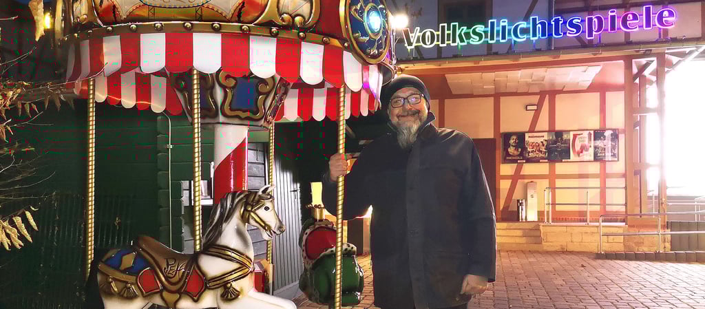 Andreas Adelsberger, der Betreiber des Wernigeröder Kinos, präsentiert das neue Kinderkarussell. Es soll das Herzstück des Volkslichtspiele-Weihnachtshofes werden.