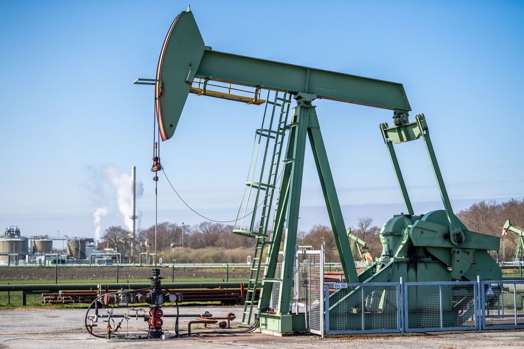 Auch wenn Versicherungen selbst kaum Emissionen verursachen: Investieren sie in die Erdölförderung oder andere fossile Energien, erhöht sich auch ihr Klima-Fußabdruck.