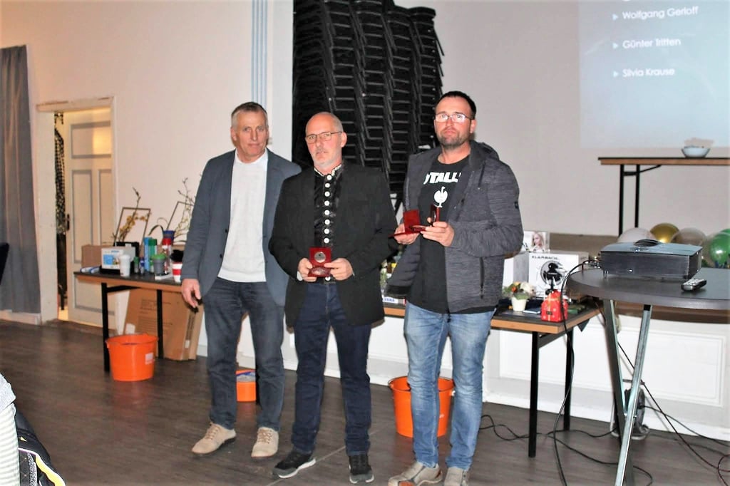 Als Auszeichnung für besondere züchterische Leistungen erhielten Stefan Gaudian (von rechts) und Dirk Strahausen die Bronze-Medaille vom Landwirtschaftsministerium, überreicht durch Manfred Rex vom Amt für Landwirtschaft, Flurneuordnung und Forsten in Stendal.