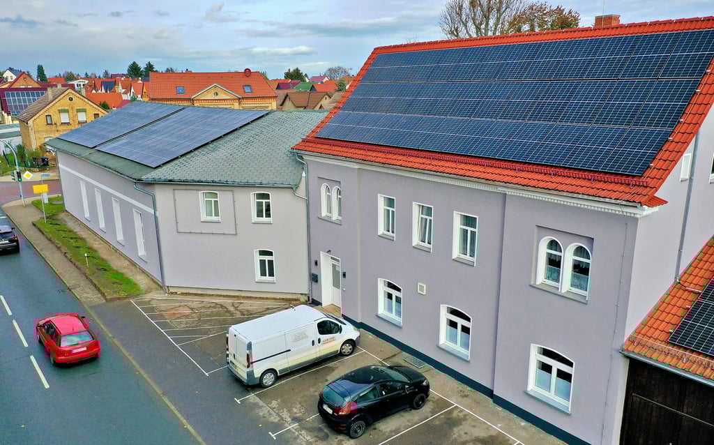 Eine Photovoltaikanlage wurde auf das Dach des Klostermansfelder Dorfgemeinschaftshauses gebracht.