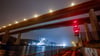 Rote Lichtzeichen signalsieren die Sperrung der Hochbrücke in Kiel-Holtenau.