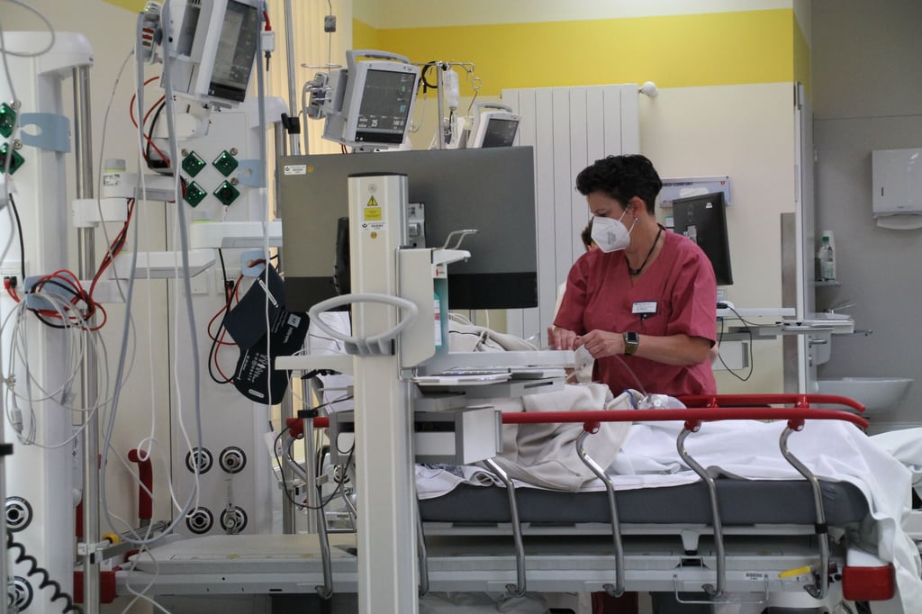 In einem neu geschaffenen Raum, der sogenannten Notfallbehandlungseinheit, können sieben Patienten auf einmal mit allem Nötigen versorgt werden.