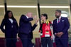 Belgiens Außenministerin Hadja Lahbib (M) mit „One-Love“-Armbinde neben FIFA-Präsident Infantino auf der Tribüne des Ahmad bin Ali Stadions.
