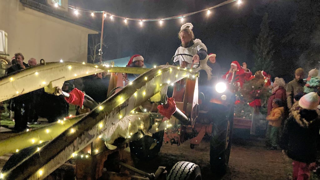 Der Weihnachtsmann wird in Mark Zwuschen von seinem Engel standesgemäß mit einem Trecker vorgefahren.