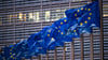 Europaflaggen wehen vor dem Sitz der EU-Kommission in Brüssel.