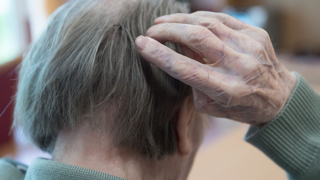 Ein neuartiges Antikörper-Medikament verlangsamt einer Studie zufolge das Fortschreiten von Alzheimer.