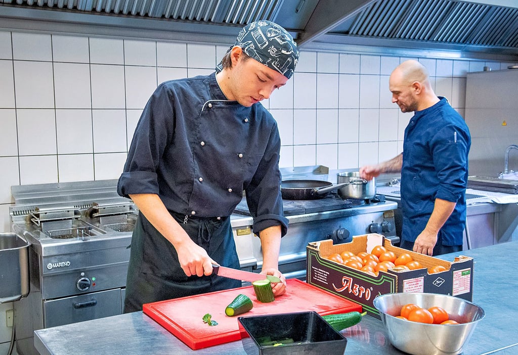 Oliver Ralf Albrecht (Bild links, l.) ist im Naumburger „Euroville“ seit sechs Jahren als Küchenhilfe angestellt. Einst besuchte er die Käthe-Kruse-Schule für Menschen mit einer geistigen Behinderung.
